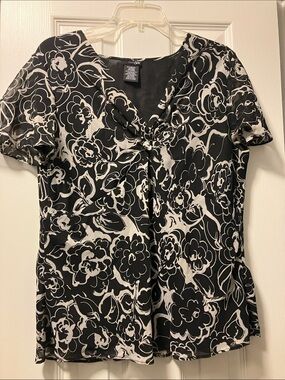 East 5th Black and White Floral Short-Sleeve Blouse